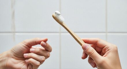 竹製歯ブラシに歯磨き粉をのせる朝のオーラルケア