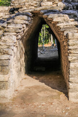 Obraz premium Arco Maya en la Zona Arqueológica Maya de Cobá, Quintana Roo, México.