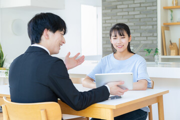 リビングで女性と商談をするビジネスマン