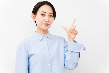 長袖シャツを着ている女性