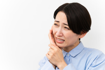 長袖シャツを着ている女性