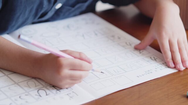 ひらがなを書く練習をする5歳の男の子の手元
