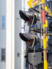 錆びた古い踏切の警報器と遮断棒