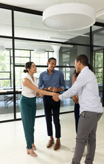 Obraz premium Business professionals in office shaking hands and smiling during meeting