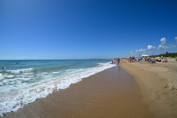 Sandiger Strand und Wellen in Coma-ruga, Spanien
