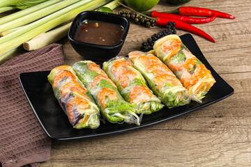 Vietnamese spring roll with prawn and mango