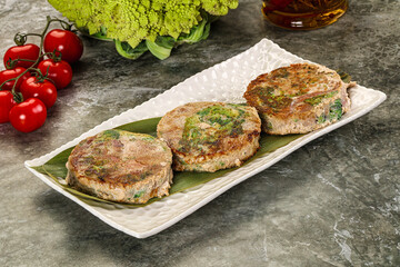 Roasted tuna medallion with broccoli