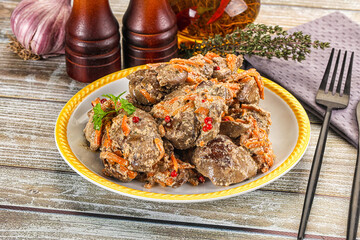 Chicken liver with cream and carrot