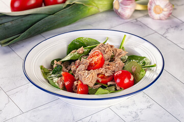 Salad with canned tuna and spinach