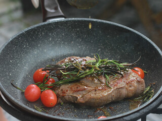 
Pan-fried steak with red tomatoes and rosemary