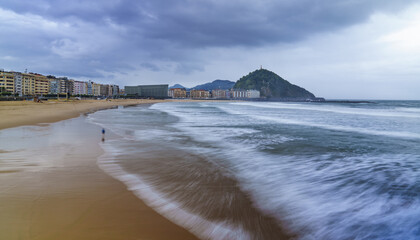 Zurriola is the soul of the city of Donostia. It is the perfect place to feel the energy of San Sebastián, where the sea merges with urban elegance.