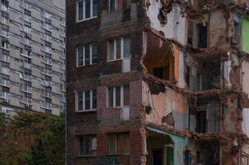 Wyburzana kamienica na ulicy Grzybowskiej w Warszawie – kultowa sceneria z filmów Barei. © smoku7979