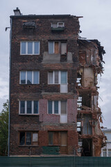 Wyburzana kamienica na ulicy Grzybowskiej w Warszawie – kultowa sceneria z filmów Barei. © smoku7979