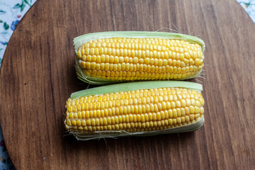 corn on the cob on wooden table