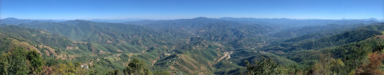 Fototapeta premium Panoramic mountain vista