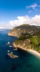 Obraz premium Coastal aerial view of rugged terrain and a sandy beach