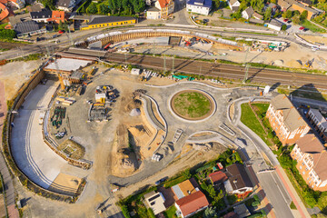 Ein neuer Kreisverkehr ensteht neben einer Bahnstrecke
