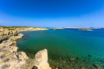 Obraz premium A rocky trail along the shore on Rab Island to the FKK Ciganka beach,
