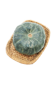 Zucca Mantovana in un cesto in vimini vista da sopra isolata su sfondo bianco o trasparente