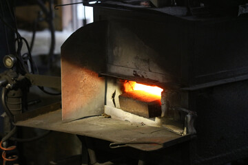 	炉で材料を熱する様子