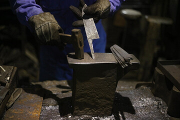 熱した材料を叩いて形を作る職人