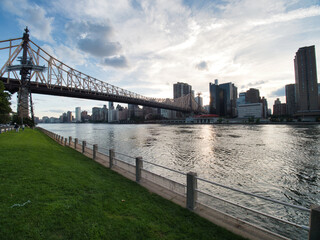 Naklejka premium Queensboro Bridge and Midtown Manhattan Skyline - The Queensboro Bridge over the East River with the Midtown Manhattan skyline at sunset, New York City.