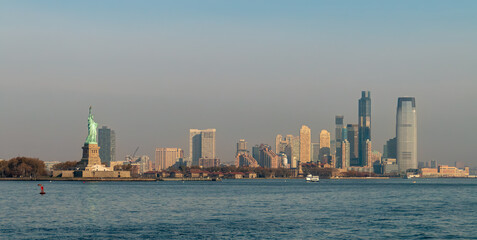 New Jersey y Statue of Liberty desde el ferry a Staten Island. Nueva York, EE. UU. Upper bay y los rascacielos de New Jersey a orillas del r&iacute;o Hudson al amanecer.
