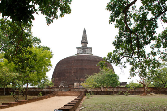 Polonnaruwa Sinhalese kingdom Jananathamangalam Chola dynasty Sri Lanka unesco world heritage site 