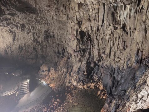 Dentro le grotte di Stiffe in Abruzzo in Italia