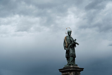 Obraz premium The statue of Saint John of Nepomuk, who was thrown into the Vltava River from Charles Bridge by order of King Wenceslas IV. 