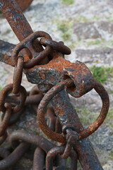 Port w Kużnicy. Części metalowe z wydobytego z Bałtyku kutra rybackiego . © grzegorz