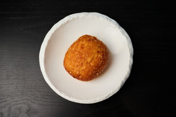 お皿の上のカレーパン