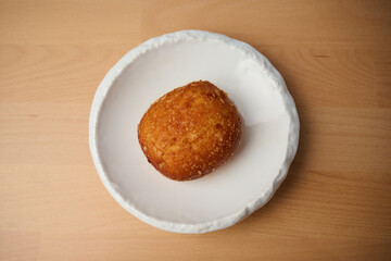 お皿の上のカレーパン