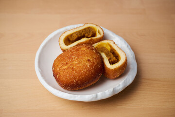 お皿の上のカレーパン