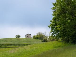 Obraz premium Vecchia casa in cima a una collina