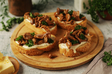Svamptoast sandwich - a traditional dish of Sweden, open sandwiches with chanterelle mushrooms