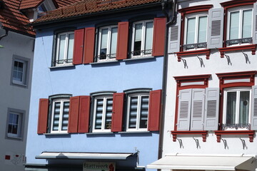 Finestre colorate e persiane tradizionali su facciate di edifici europei