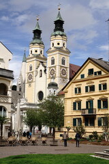 Duomo di Bressanone con piazza e architettura storica sotto un cielo nuvoloso