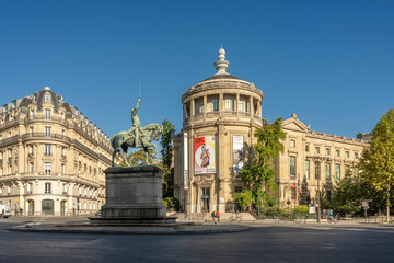 Obraz premium Paris, France - 09 09 2025: Panoramic view of George Washington Monument in the middle of the roundabout