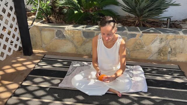 Mujer encendiendo vela en sesi&oacute;n de yoga 4K