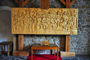 Zamek  Śląskoostrawski,( czes. Slezskoostravský hrad) –  Misternie rzeźbiony drewniany panel ze średniowieczną sceną nad rustykalnym drewnianym stołem. © Pol Badger