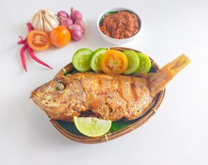 Fried fish with vegetables