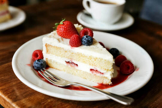 piece of delicious homemade cake concept fresh berries served on wooden table concepto de delicioso pastel casero con bayas frescas servido en una mesa de madera morceau de d&eacute;licieux g&acirc;teau maison
