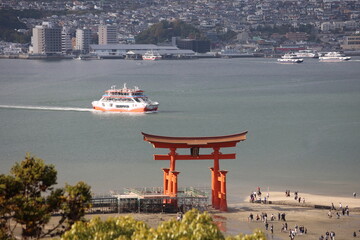 鳥居とフェリー