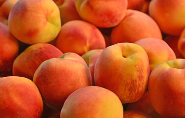 A bunch of peaches are piled on top of each other