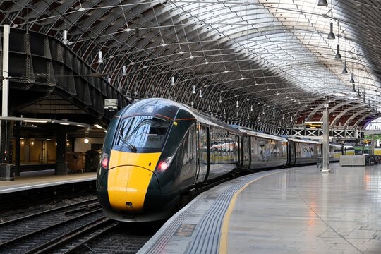 ロンドン・パディントン駅に停まる列車