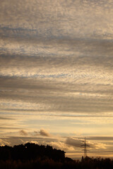 bew&ouml;lkter Himmel, besondere Wolken am Himmel, blauer Himmel, viele Wolken