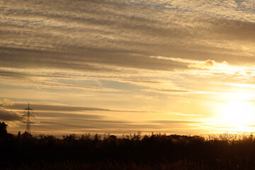 bewölkter Himmel, besondere Wolken am Himmel, blauer Himmel, viele Wolken