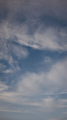 bewölkter Himmel, besondere Wolken am Himmel, blauer Himmel, viele Wolken
