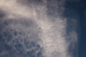 bewölkter Himmel, besondere Wolken am Himmel, blauer Himmel, viele Wolken